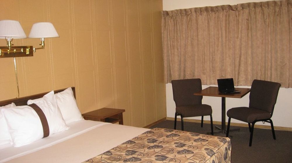 Canadas Best Value Inn YYC Zimmer foto