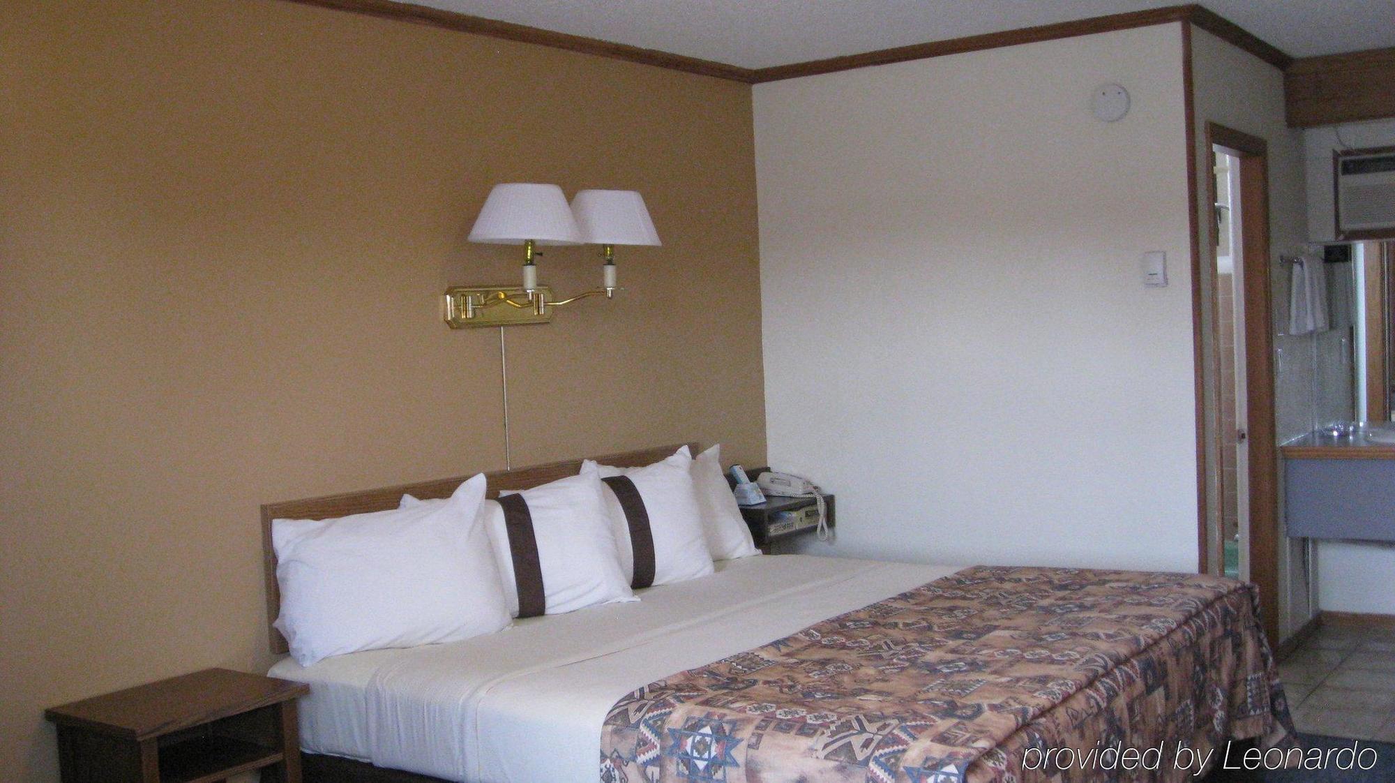 Canadas Best Value Inn YYC Zimmer foto
