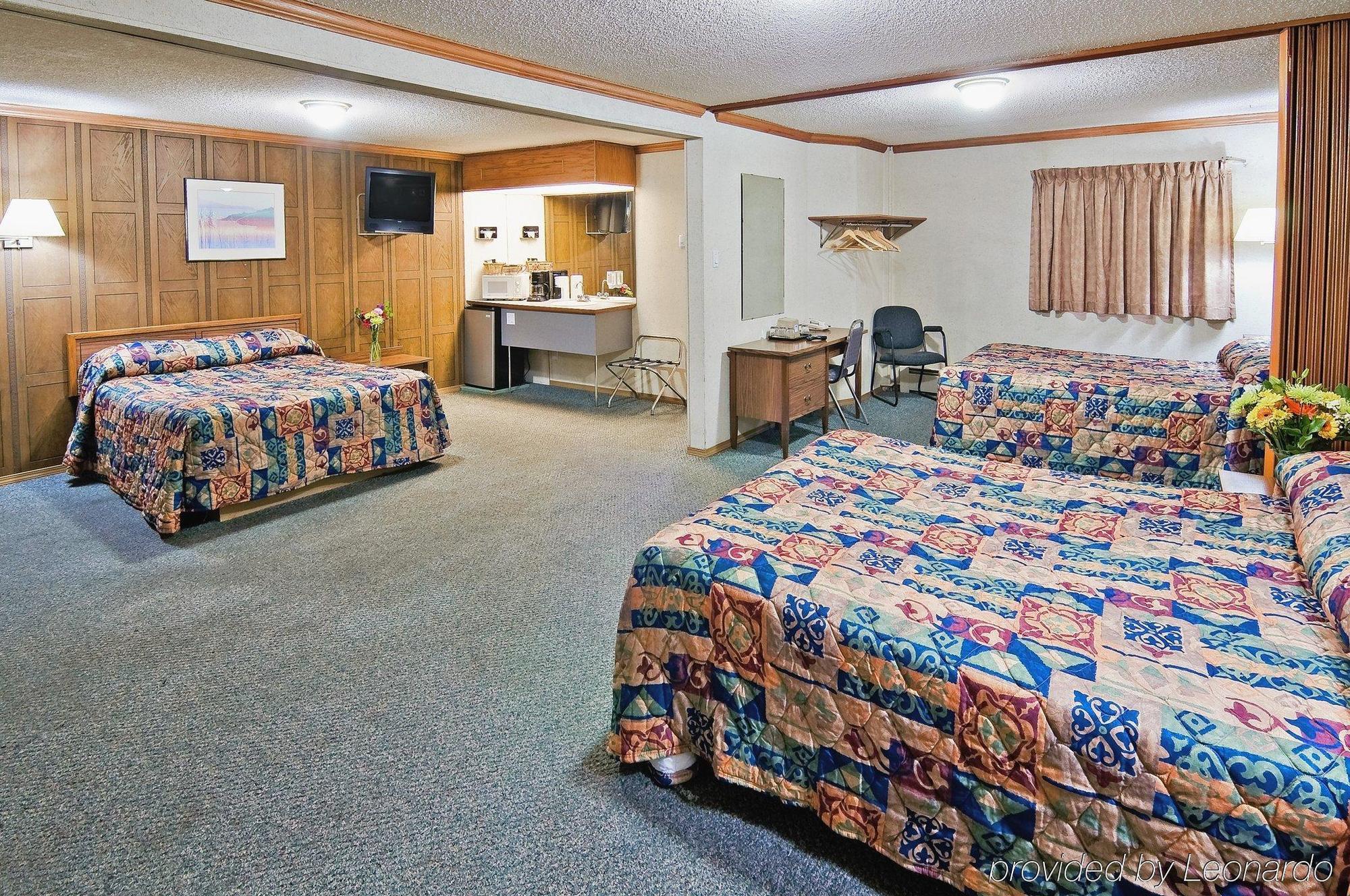 Canadas Best Value Inn YYC Zimmer foto